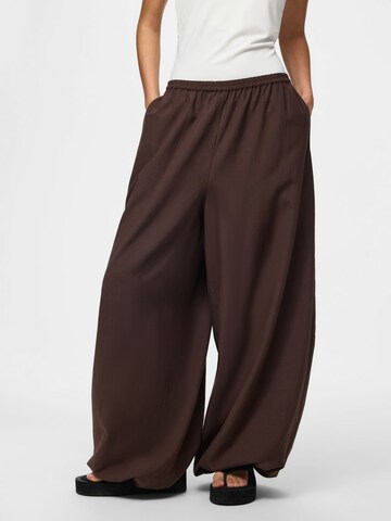 Barrel Pantalon 'PCSmilla' PIECES en marron : devant