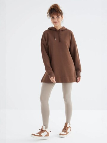 Felpa di Tommy Life in marrone