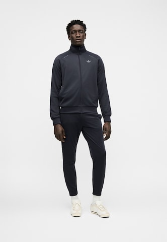 ADIDAS ORIGINALS Костюм для бега 'TECH ESSENTIALS' в Серый: спереди