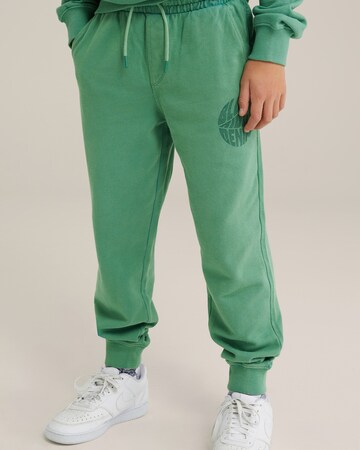 WE Fashion Tapered Broek in Groen: voorkant