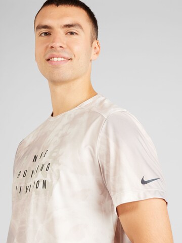 T-Shirt fonctionnel 'Run Division Rise 365' NIKE en gris