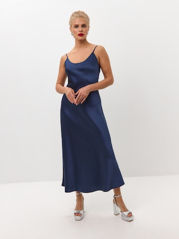 Serena Silueta Mekko 'Midi satin slip dress 'Majestic'' värissä sininen: etupuoli