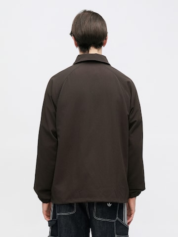 Veste mi-saison ADIDAS ORIGINALS en marron : derrière
