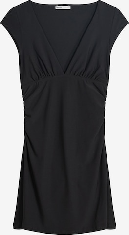 Rochie de la Bershka pe negru: față