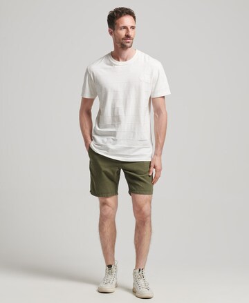 Superdry Regular Shorts in Grün