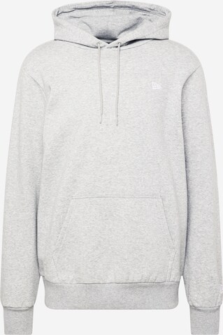 Sweat-shirt 'ESSENTLS' NEW ERA en gris : devant