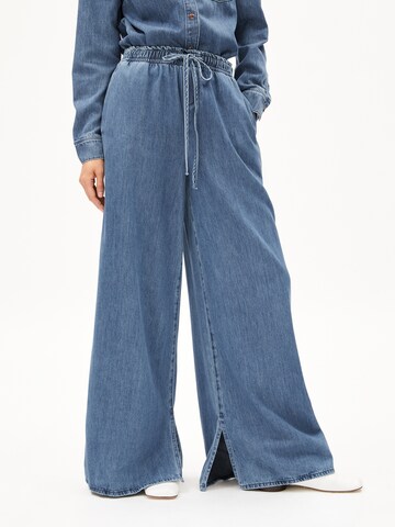 Loosefit Pantalon 'KELAANI' ARMEDANGELS en bleu : devant