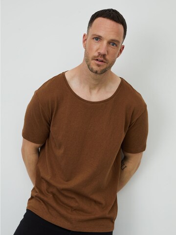 DAN FOX APPAREL T-shirt 'Sven' i brun: framsida