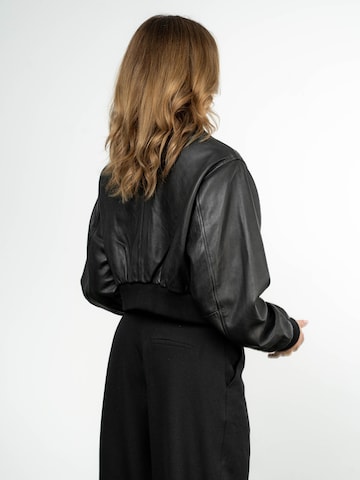 IYITO Tussenjas 'IYAurelia' in Zwart