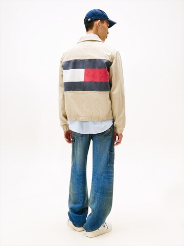 Tommy Jeans Демисезонная куртка 'ESSENTIAL' в Зеленый: спереди