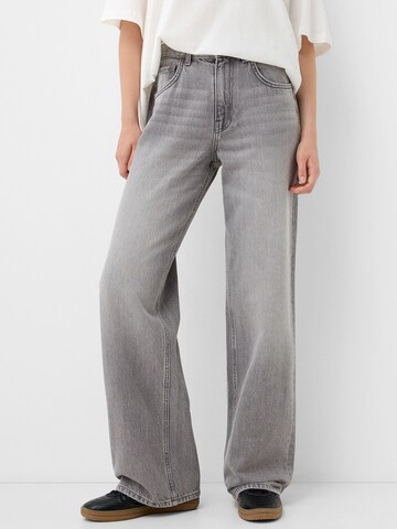 Bershka Loose fit Jeans in Grey: front