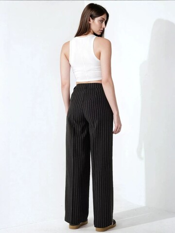 Hiccup Wide leg Trousers with creases in Black