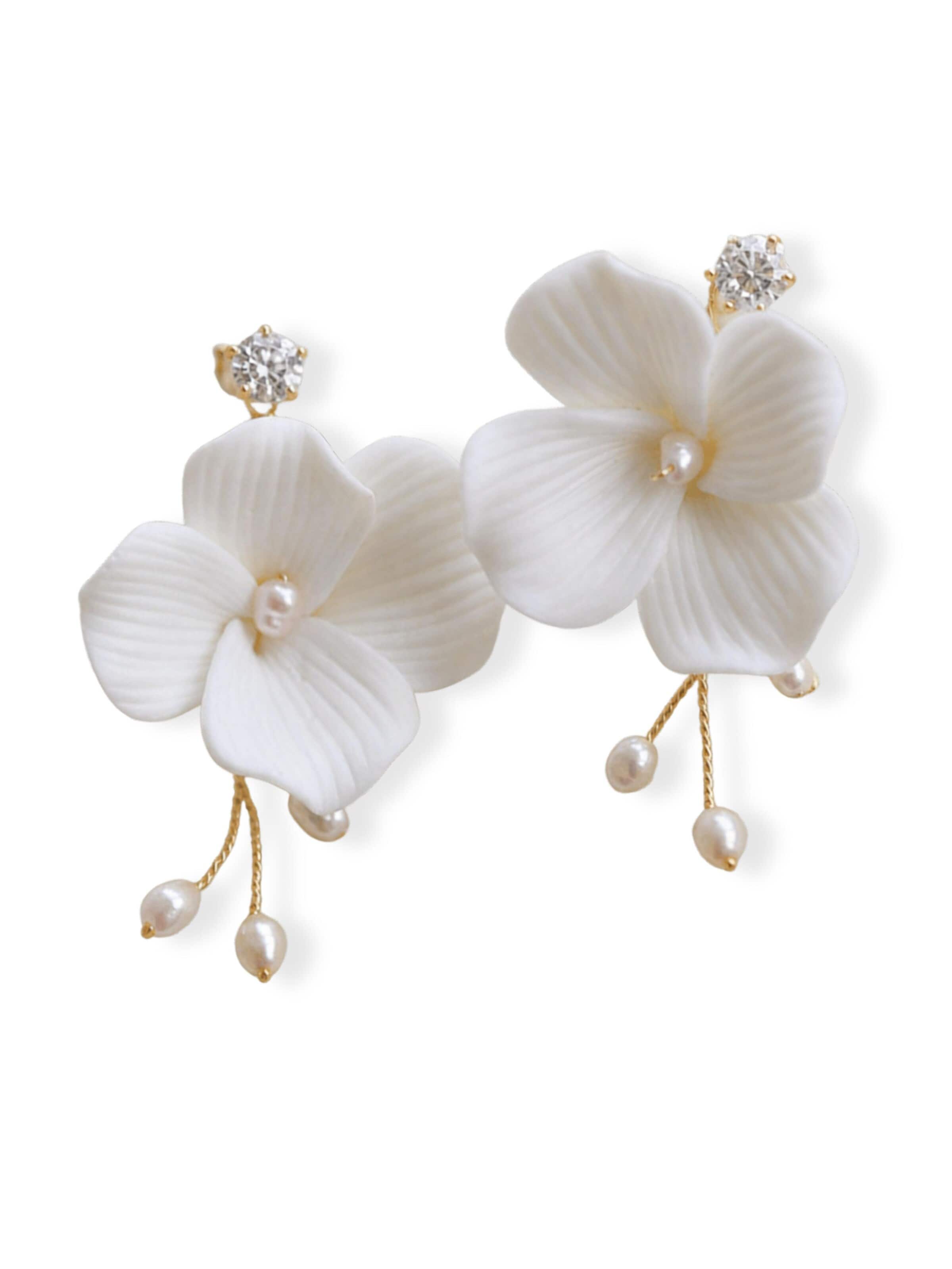 ANNIS WIESBADEN EST. 2021 Ohrringe 'Brautohrringe Amélie – Perlenblüte ivory mit Strasskristall, handgefertigt'‌‌ in Gold: Vorderseite