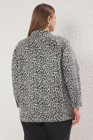Trendyol Curve - Chaqueta de entretiempo en gris