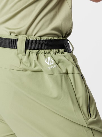 Regular Pantalon outdoor DARE2B en vert
