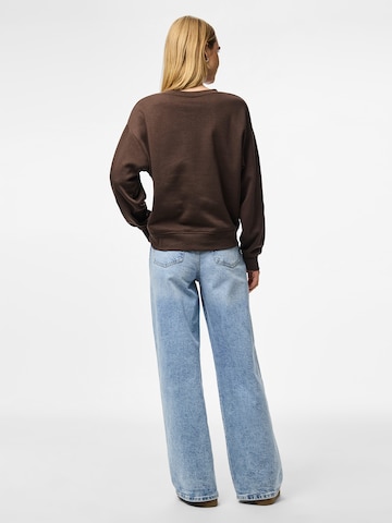 Sweat-shirt 'PCCHILLI' PIECES en marron