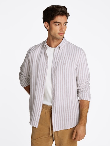 Coupe regular Chemise 'Essential' TOMMY HILFIGER en beige : devant
