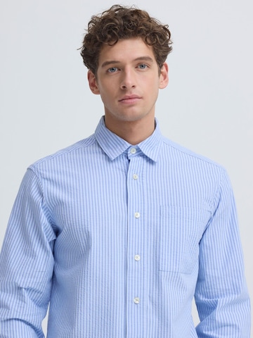 Casual Friday - Comfort Fit Camisa ' CFJaevon Seersucker ' em azul