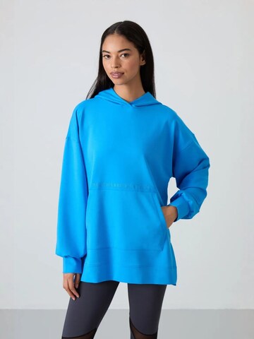 Tommy Life Sweatshirt in Blue: front