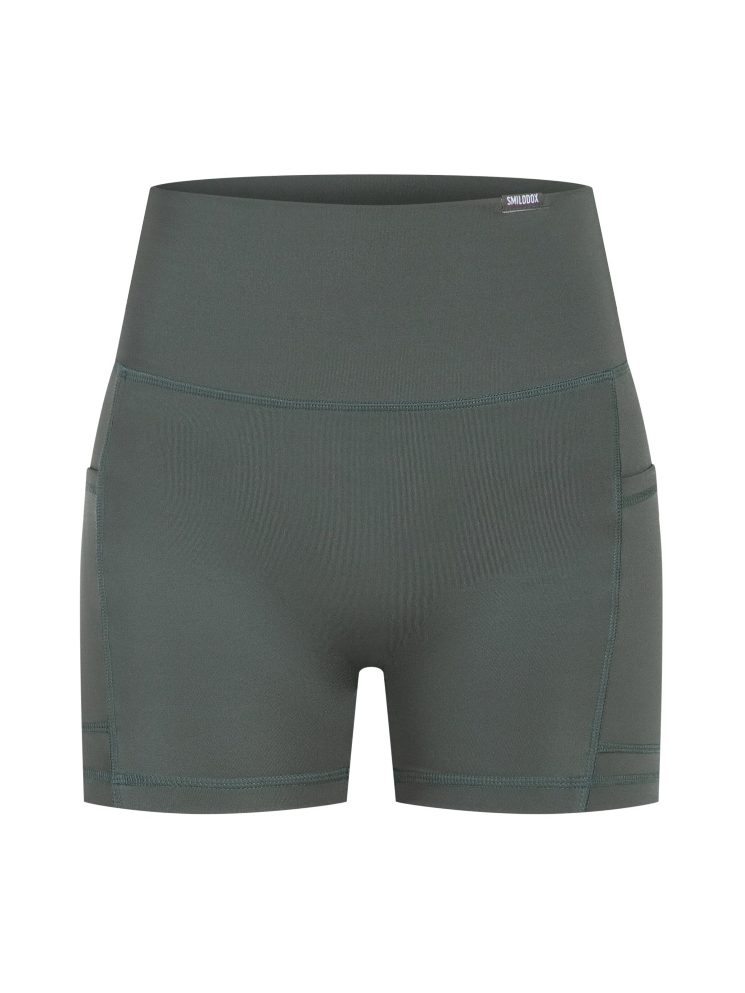 Smilodox Slimfit Shorts with Pockets  ' Josie ' in Grün: Vorderseite
