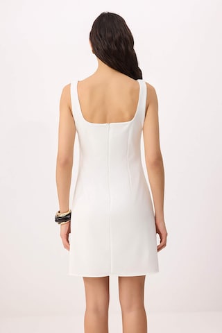 Rochie de la Trendyol pe alb