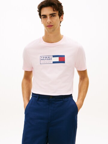 T-Shirt 'BRAND LOVE' TOMMY HILFIGER en rose : devant