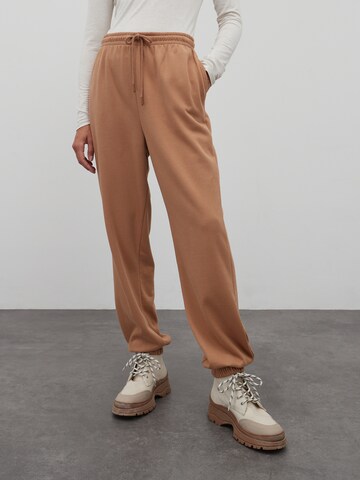 EDITED Loosefit Broek 'Diya' in Bruin: voorkant