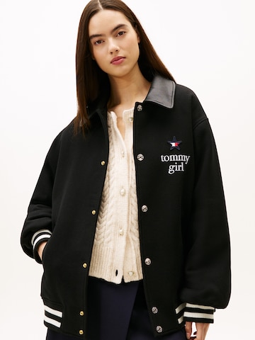 Tommy Jeans Демисезонная куртка в Черный: спереди