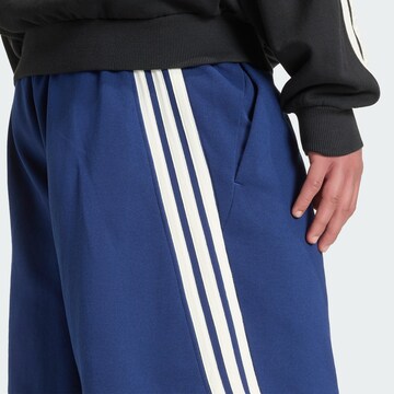 ADIDAS SPORTSWEAR Lużny krój Spodnie sportowe w kolorze niebieski