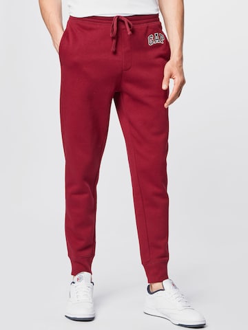 Tapered Pantaloni de la GAP pe roșu: față