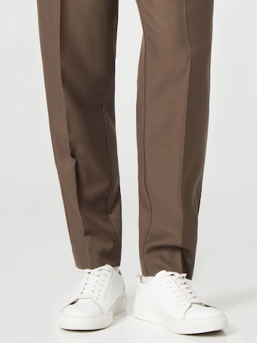 Guido Maria Kretschmer Men Regular Trousers with creases 'Matteo' in Brown