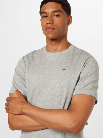 T-Shirt fonctionnel 'Primary' NIKE en gris