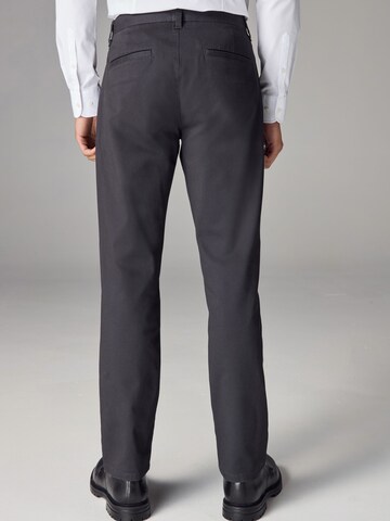 Next Regular Chinohose in Schwarz