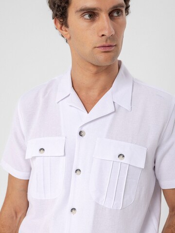 Coupe regular Chemise Antioch en blanc