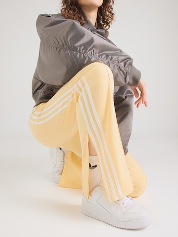 ADIDAS ORIGINALS Szabványos Nadrág 'FB CLASSIC' - sárga