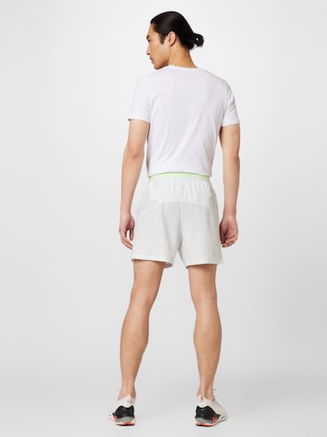 Regular Pantalon de sport 'RUN ANYWHERE' UNDER ARMOUR en blanc