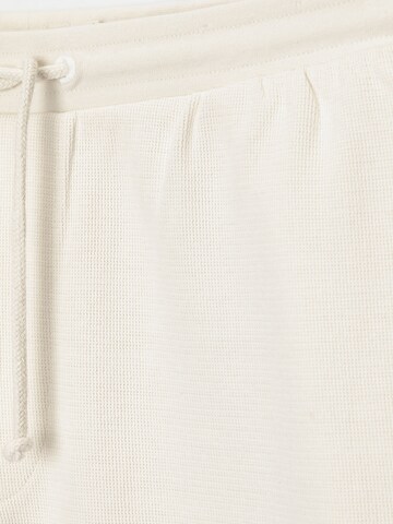 Pull&Bear Lużny krój Spodnie w kolorze biały