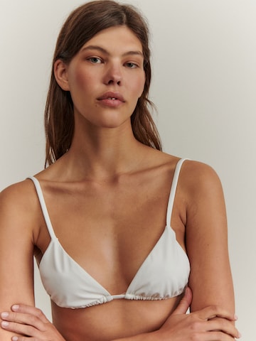 ABOUT YOU x Marie von Behrens Trójkąt Góra bikini 'Tilda' w kolorze biały: przód