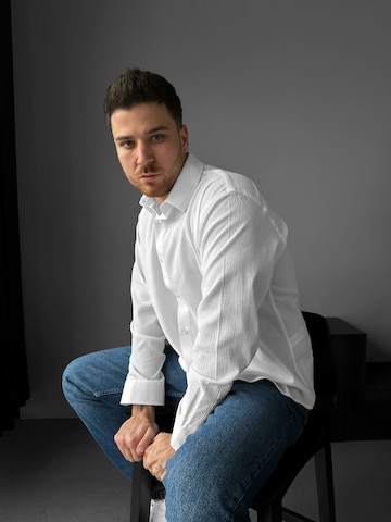 Kleidermafia - Ajuste confortable Camisa en blanco
