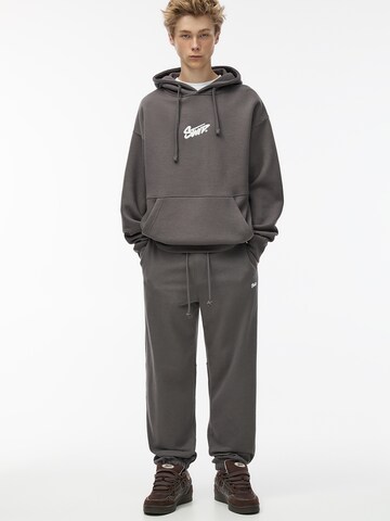Pull&Bear Дънки Tapered Leg Панталон в сиво