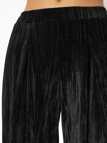 SASSYCLASSY Loosefit Hose in Schwarz