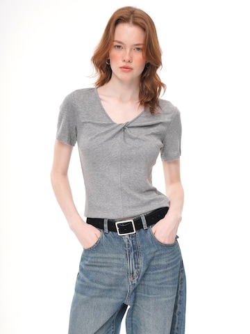 yoligex Shirt 'YOLIGEX Kurzarmshirt Grau-Melange Knotendetail am V-Ausschnitt' in Grey: front