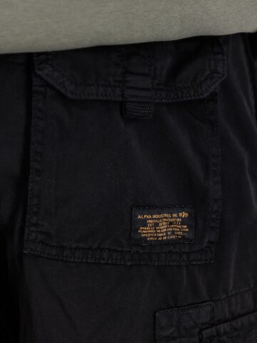 ALPHA INDUSTRIES Regular Cargohose 'Jet' in Schwarz