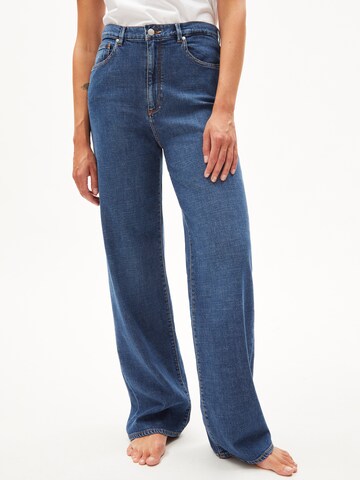 Wide leg Jeans 'Enija' di ARMEDANGELS in blu: frontale