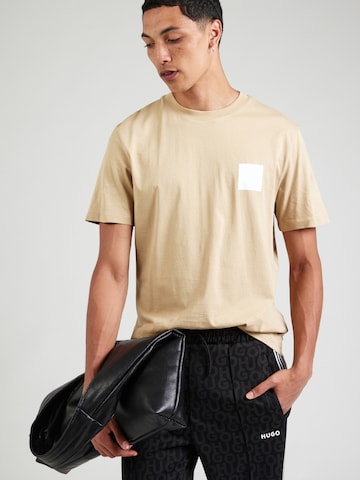 Tricou 'Dapusi' de la HUGO pe bej: față