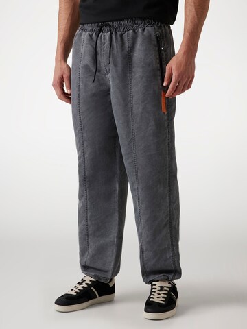 GUESS Baggy Pants in Black: front