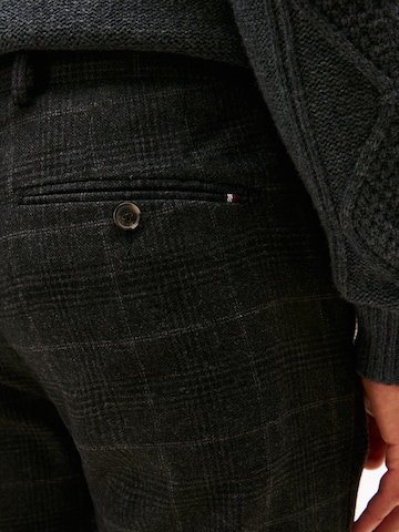 pelēks TOMMY HILFIGER Standarta Buktētas bikses 'DENTON'