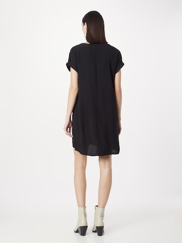 Rochie de la GAP pe negru