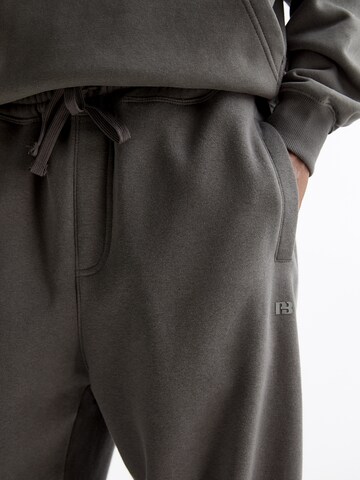 Pull&Bear Vrečasti Hlače | siva barva
