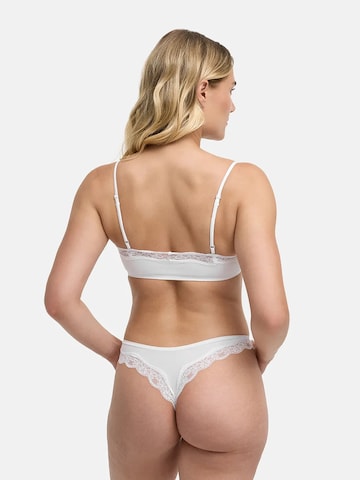 String 'Lace Tanga' cfab (formerly creamy fabrics) en blanc